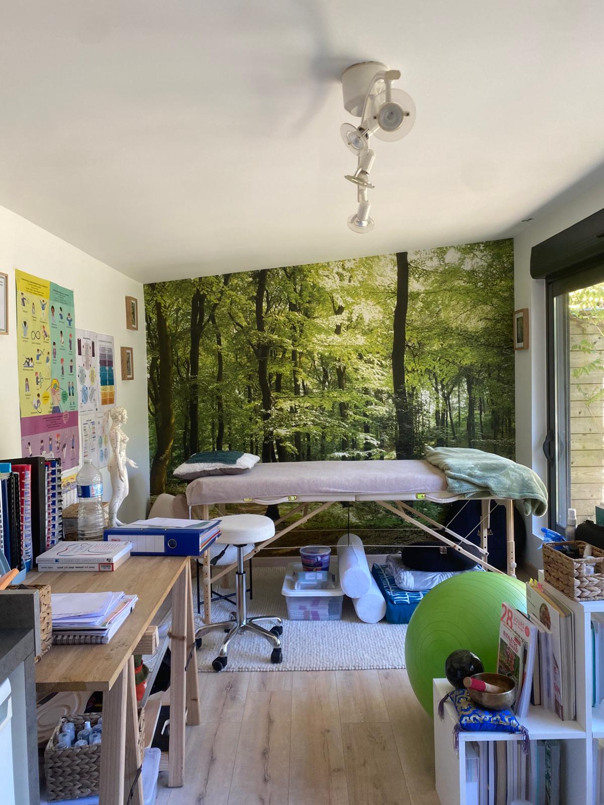 Cabinet Sangaia avec fresque forêt murale et table de massage