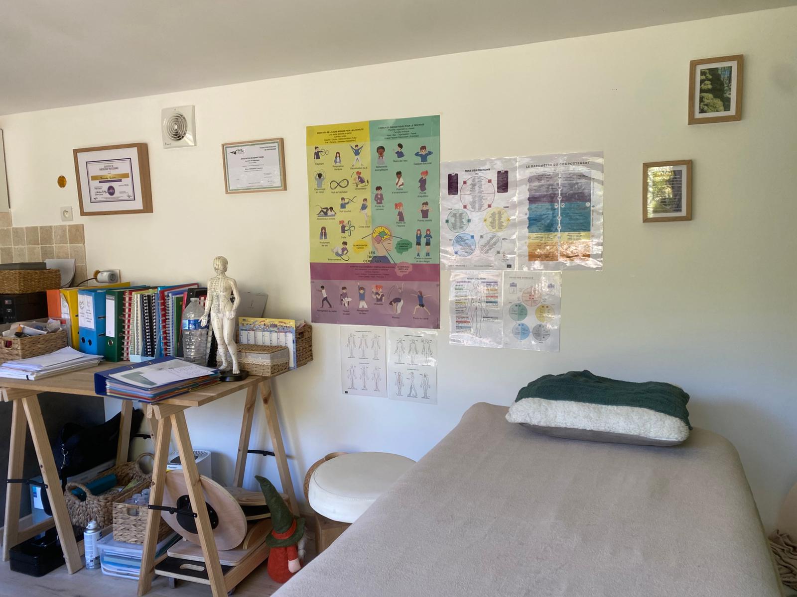 Salle de soin du cabinet Sangaia - table de massage et espace de travail