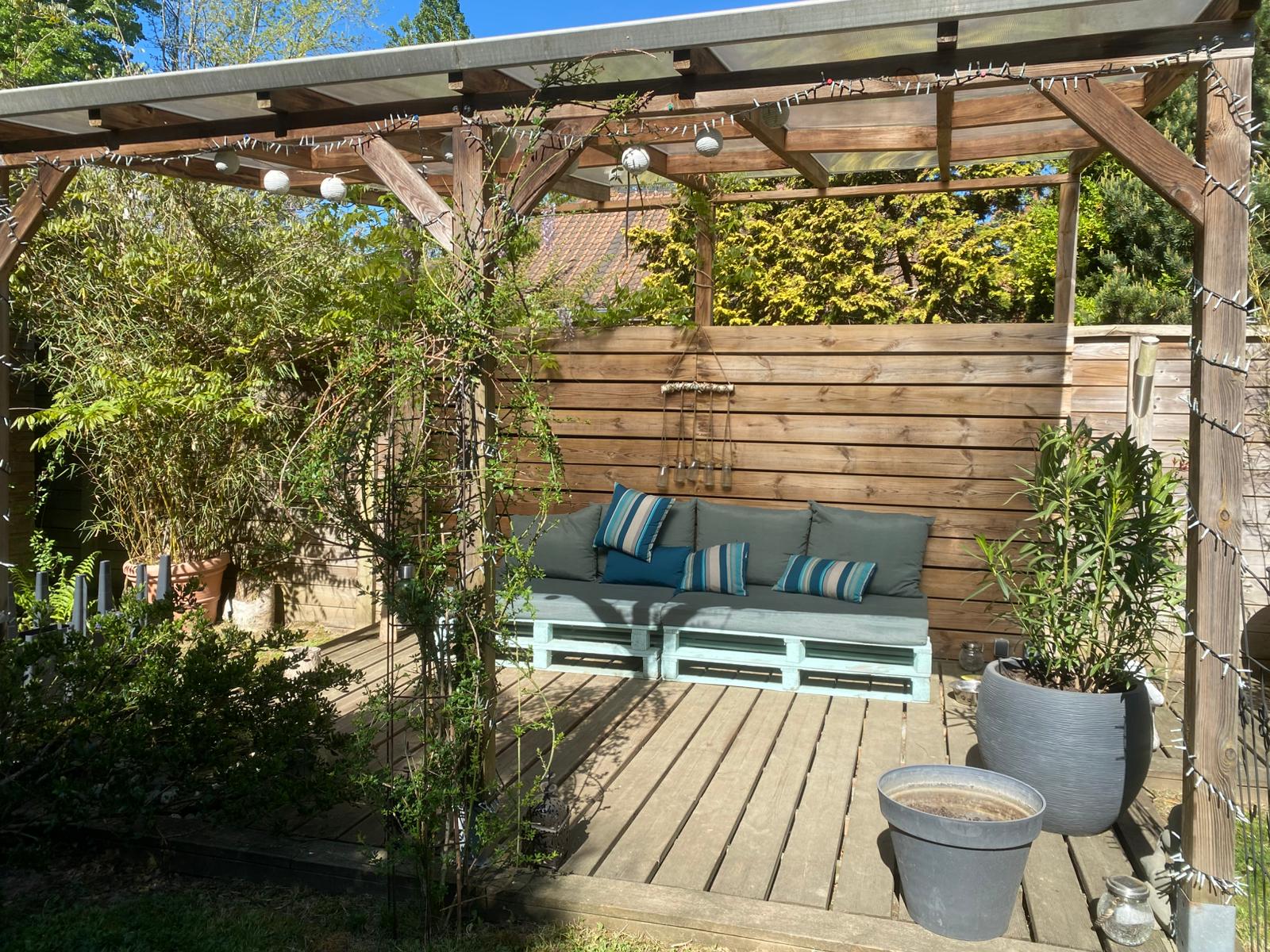 Terrasse du cabinet Sangaia - canapé en palettes sous pergola