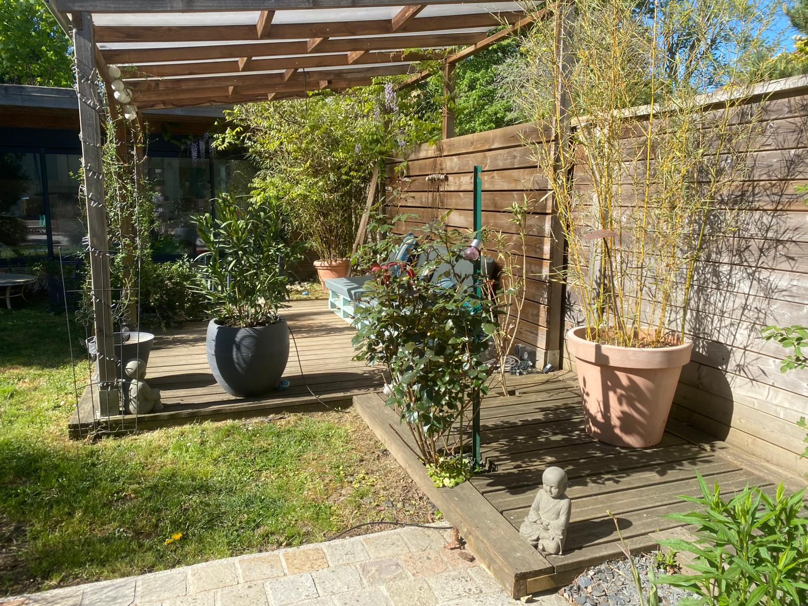 Terrasse et jardin zen du cabinet Sangaia Kinésiologie